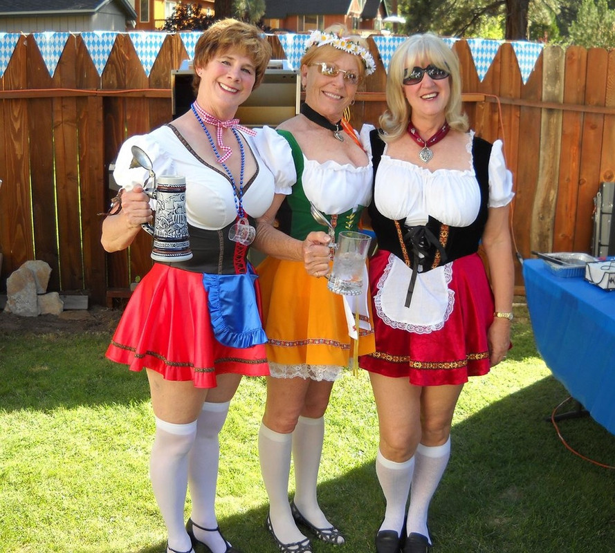 Fesche_Madln_im_Dirndl_zum_Neunt_n_010739.jpg